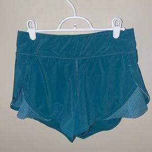 Lululemon play off the pleats short